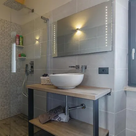 In With 5 Bedrooms, Sauna&outdoor Swimming Pool Barban