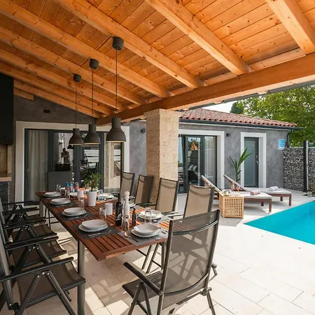 In With 5 Bedrooms, Sauna&outdoor Swimming Pool Vakantiehuis *