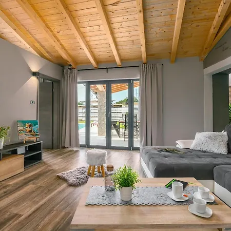 Vakantiehuis In With 5 Bedrooms, Sauna&outdoor Swimming Pool *