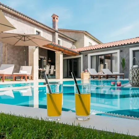 In With 5 Bedrooms, Sauna&outdoor Swimming Pool Vakantiehuis *