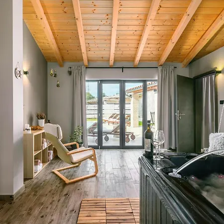Vakantiehuis In With 5 Bedrooms, Sauna&outdoor Swimming Pool *