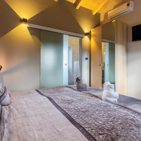 In With 5 Bedrooms, Sauna&outdoor Swimming Pool *