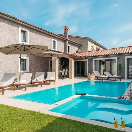Holiday home Lovely In With Outdoor Swimming Pool